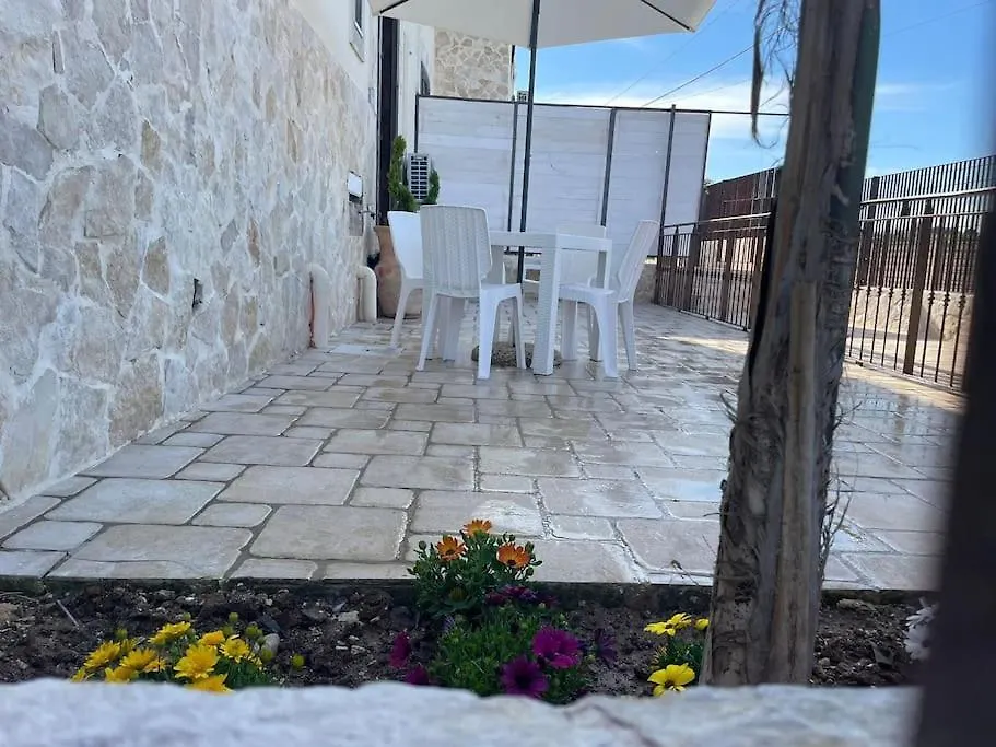 Brunello Con Veranda E Piscina Condivisa Santa Lucia