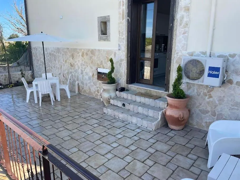 Brunello Con Veranda E Piscina Condivisa Santa Lucia  0*, Santa Lucia (Sicily)